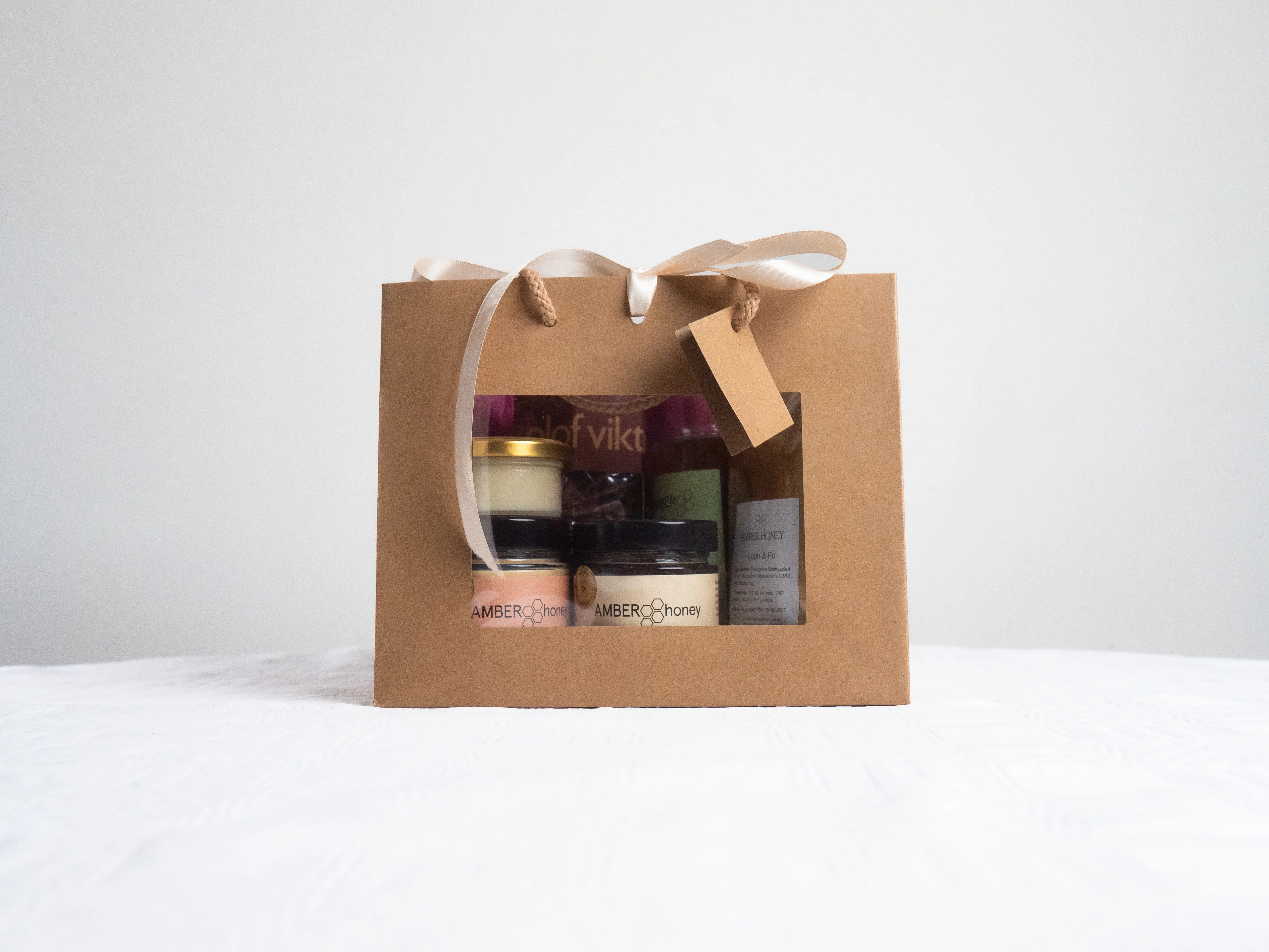 Gåvopaket med lokal honung, honungsglas och honungsvinäger i presentförpackning
